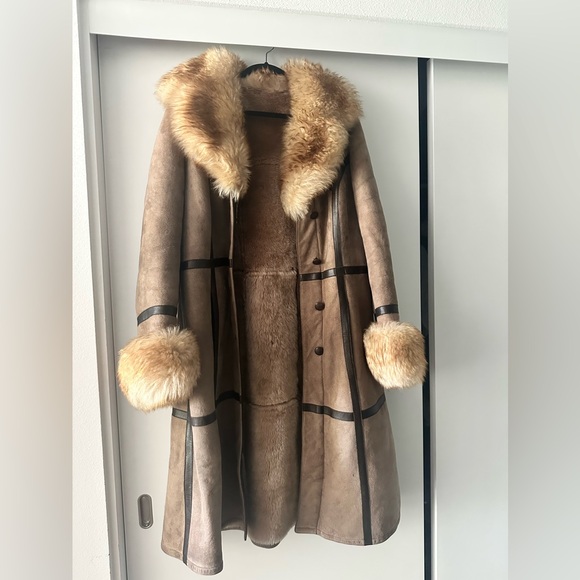 Jackets & Blazers - Vintage-Inspired Shearling Coat with Fur Trim - Tan